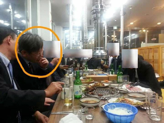 김웅 국민의힘 의원이 14일 자신의 페이스북에 최근 인터넷 커뮤니티 등에서 논란이 된 이재명 더불어민주당 대선후보의 경기 성남시장 시절 음식점 내 흡연 사진 등을 게재했다.<김웅 국회의원 페이스북 갈무리>